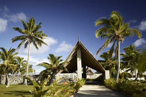 Entrance drive to Aitutaki Escape.jpg